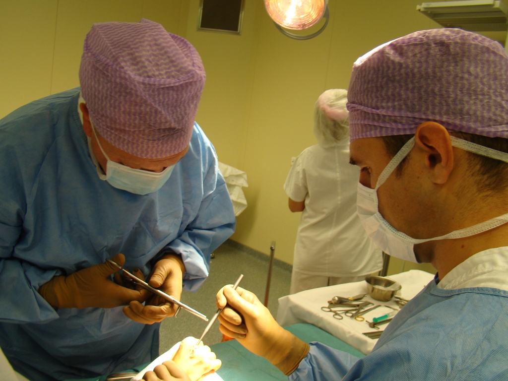 Платная операция налоговая. Клиника травматологии и ортопедии Оренбург. Сириец хирург эндопротезирования.